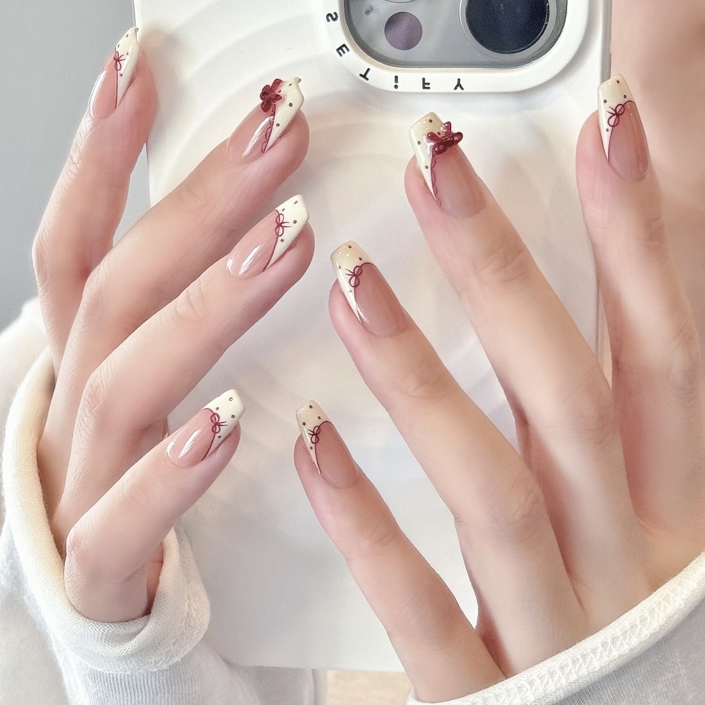 温柔奶白法式波点蝴蝶穿戴甲