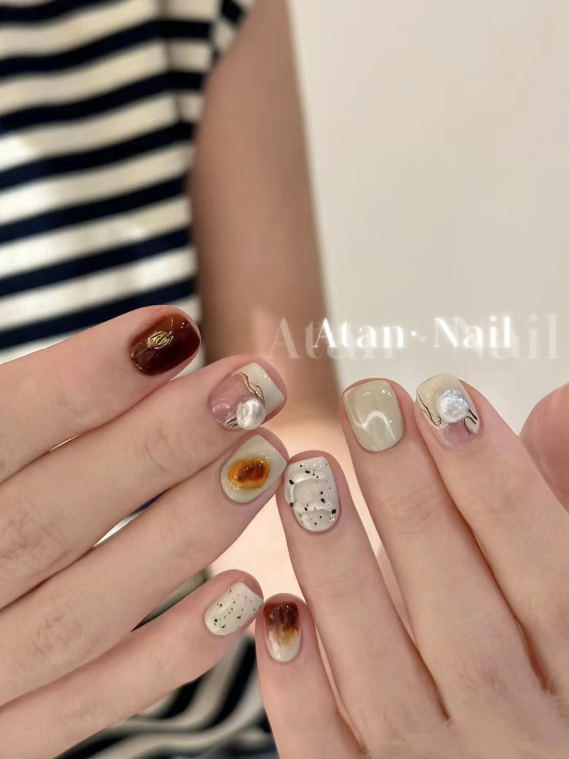 纯手工穿戴甲美拉德风短款美甲