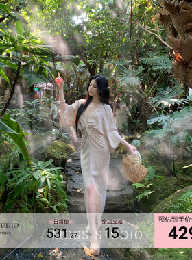 MOSS STUDIO【碧瑃山】法式气质铜氨收腰V领扭结连衣裙女