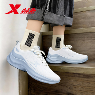 软底减震跑步鞋 特步女鞋 秋冬轻便防水休闲鞋 2025新款 女 皮面运动鞋