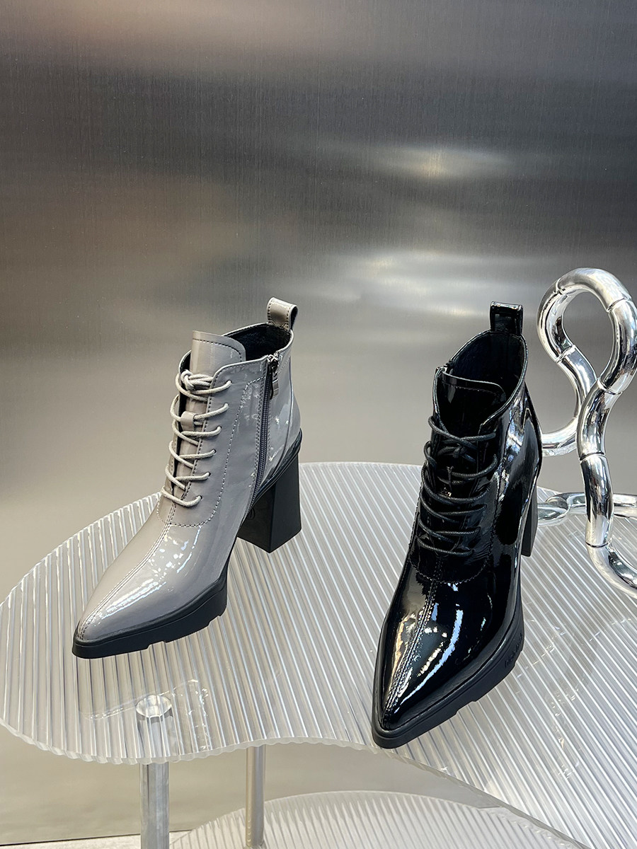 발가락이 뾰족한 여성용 하이힐 짧은 부츠 2024 유럽 가을 겨울 새로운 스타일 에나멜 가죽 두꺼운 굽에 벨벳 패션 기질 마틴 부츠