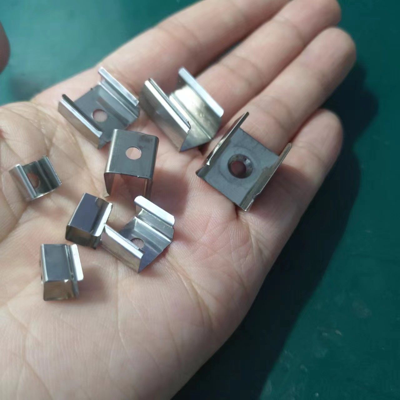 LED灯带不锈钢卡扣硬灯条固定座0.3mm弹片户外霓虹灯U形卡子带孔