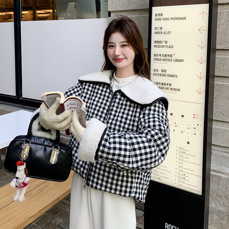 羊羔毛娃娃领格子羽绒服女冬季2025新款今年流行短款超好看独特,女装羽绒服,2C263