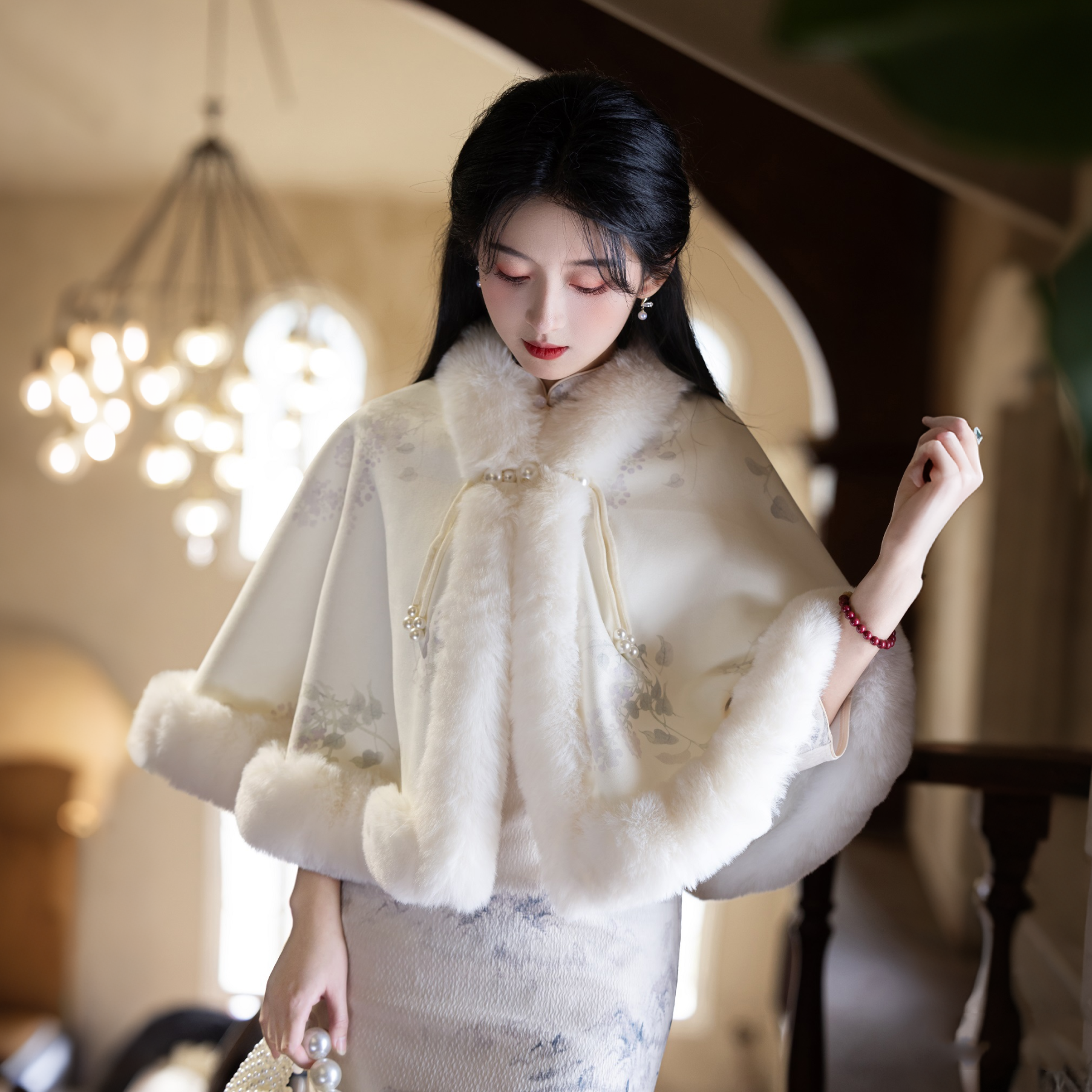 艳莲白色毛披肩搭配旗袍新款2025冬季加绒加厚古风新中式外搭古装