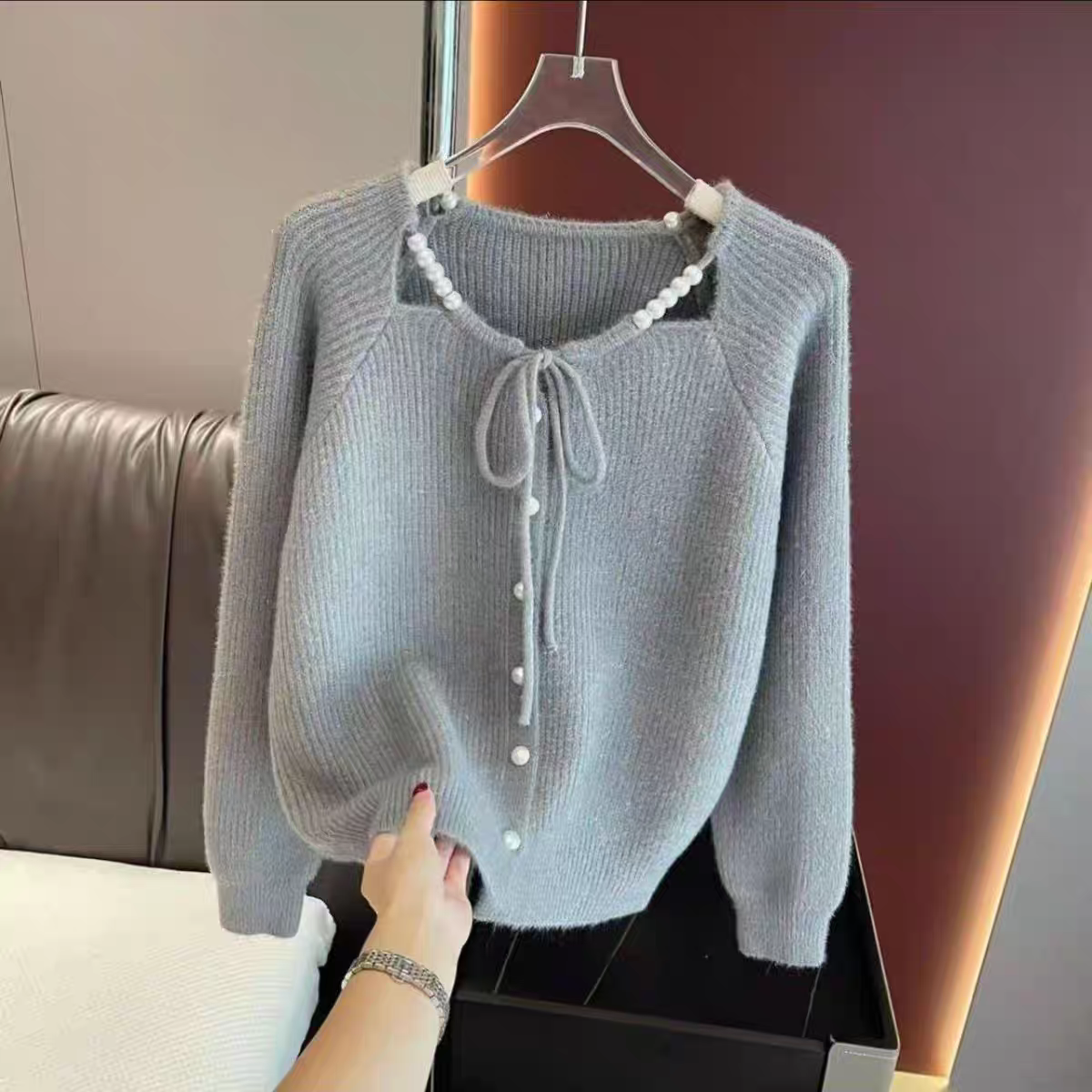 2025法式温柔风系带珍珠扣红色针织开衫女设计感气质别致毛衣外套