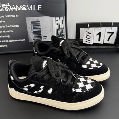 2026冬季新款帅气滑板鞋青少年休闲百搭运动板鞋小众黑白格潮鞋子
