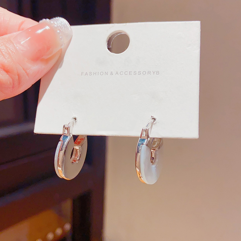 精致小巧耳圈法式白贝母耳环女2024年新款小众设计高级感耳扣耳饰