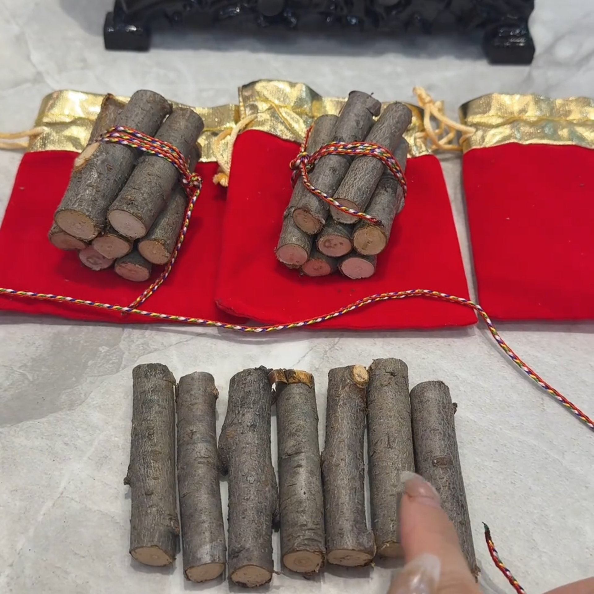 桃木枝五彩线七根桃木枝绑五彩线作用五色绳五色线捆桃树枝的寓意