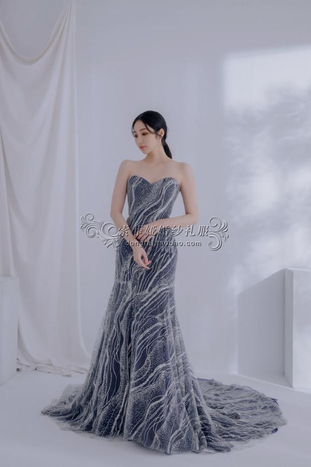 晚礼服定制高端2022秋季新款蓝色亮片鱼尾修身妈妈装抹胸显瘦女士