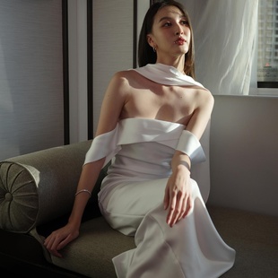 一字肩抹胸白色缎面伴娘服轻礼服高级感订婚领证登记鱼尾小白裙