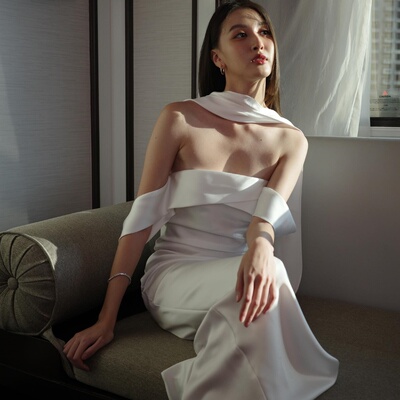一字肩抹胸白色缎面伴娘服轻礼服高级感订婚领证登记鱼尾小白裙