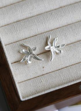 一枝橘 雾中鸢尾 独特耳饰复古简约小巧花耳环雾面银色鸢尾花耳饰