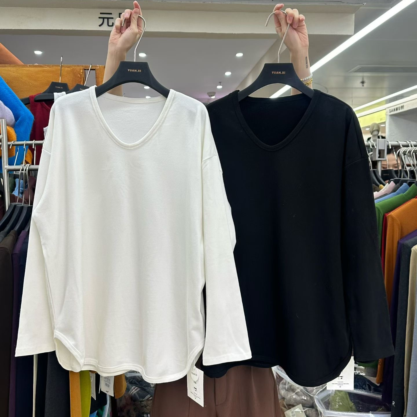 元熙8216-1磨毛加厚V领开叉纯棉白色大码长袖T恤女宽松中长款上衣
