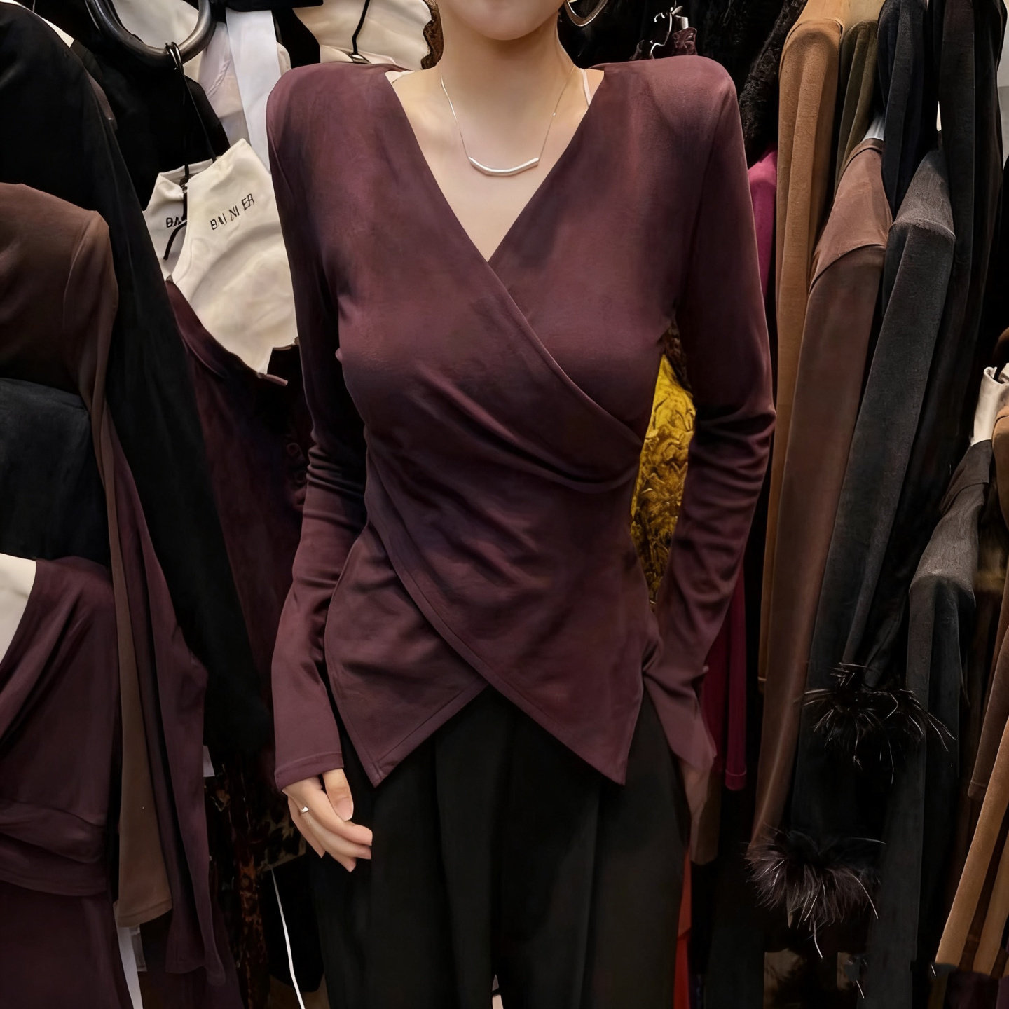 BAI NI ER2025秋冬交叉褶皱长袖磨毛打底衫女V领别致外穿收腰上衣