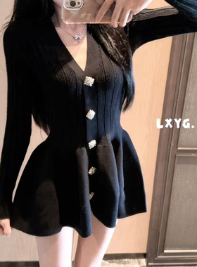 LXYG法式V领镶钻高级收腰显瘦花苞裙秋冬新款长袖蓬蓬针织连衣裙