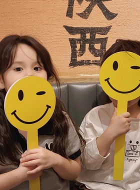 黄色笑脸生日拍照道具手持kt板手举牌道具男孩女孩节日拍摄装饰品