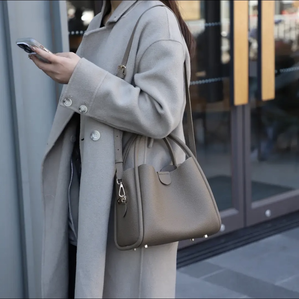 爆款真皮手提水桶包2025新款高级感百搭牛皮单肩包简约女士斜挎包