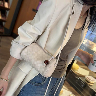 真皮圆筒包女斜挎包2025新秋冬百搭编织牛皮单肩高级感轻便手机包