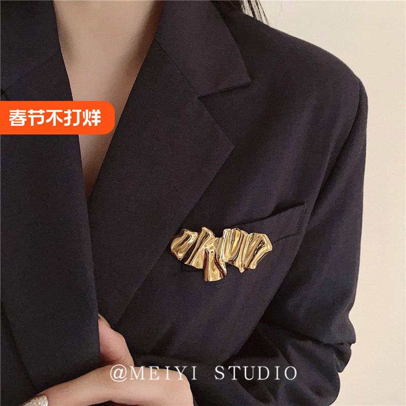2026年新款金属褶皱小众胸针高级冷淡风复古时髦高街外套西装配饰