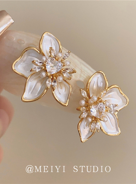 白玉为羽~超仙法式金属爱心锆石珍珠花朵耳钉 高级感白色度假耳环