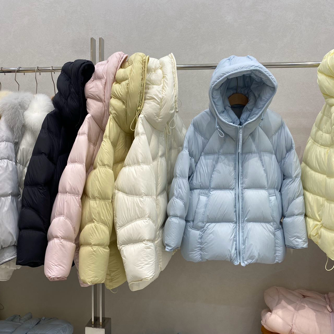 2026秋冬新款韩版连帽泡芙羽绒服女短款加厚保暖面包服白鸭绒外套