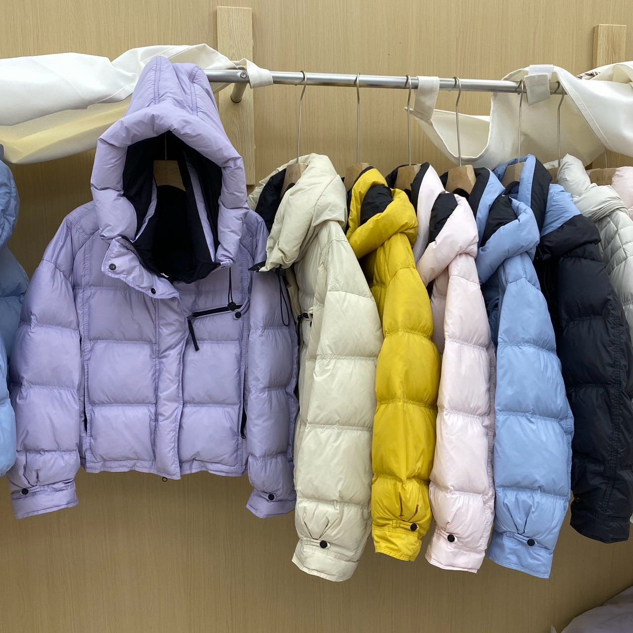拼接撞色时尚羽绒服女短款2026冬季新款休闲显瘦白鸭绒设计感外套