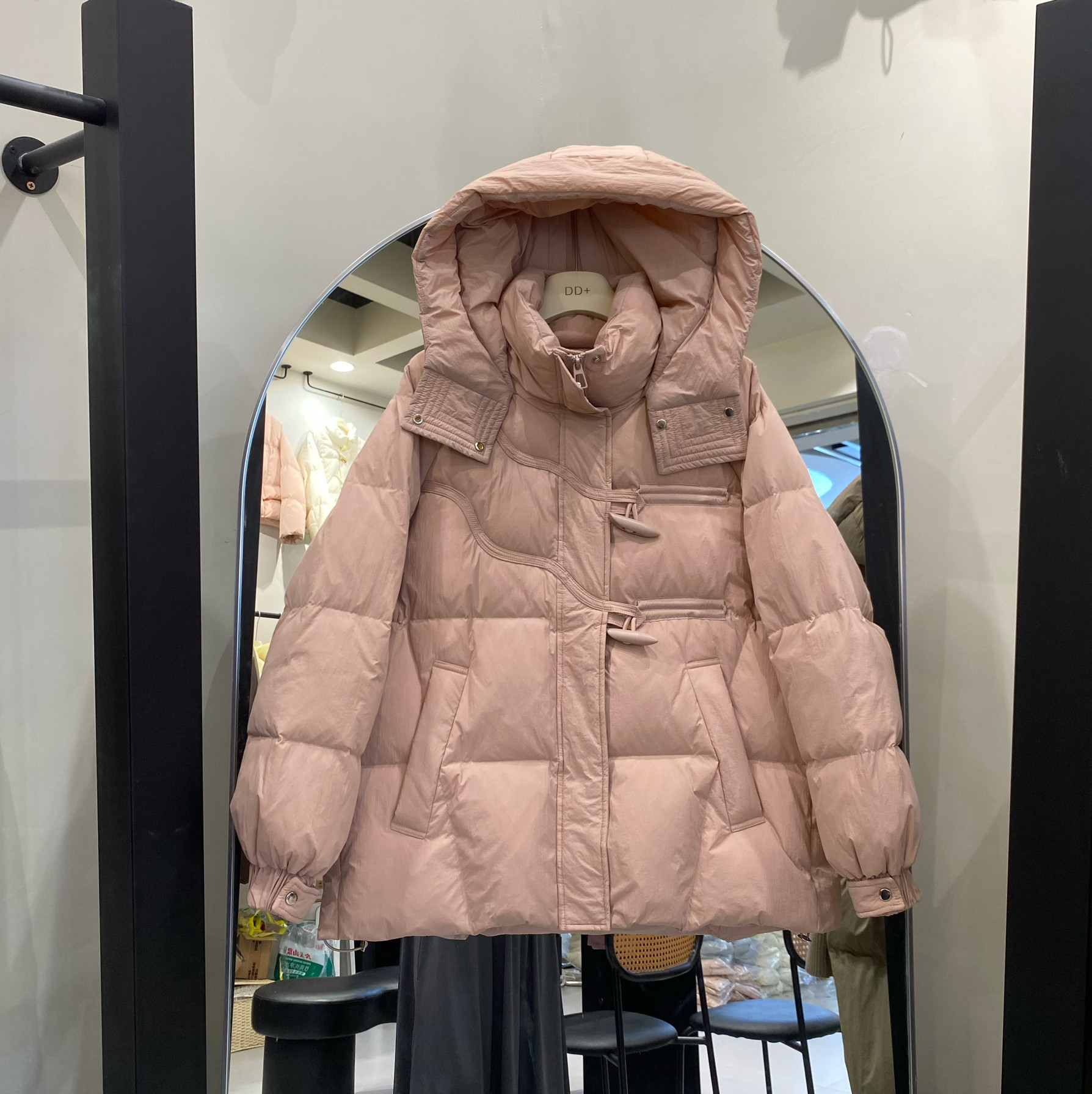 2024年牛角扣冬季新款羽绒服女