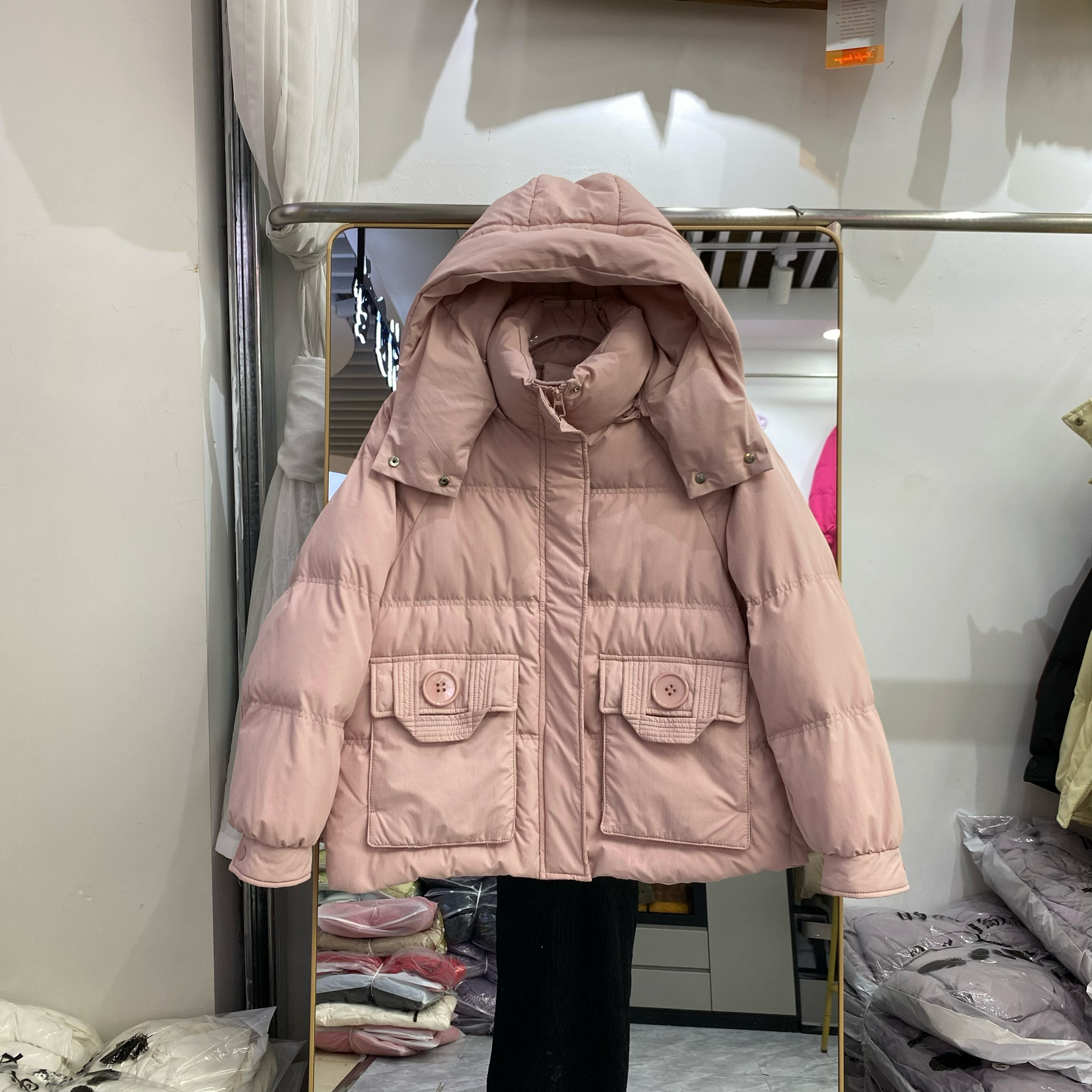 大圆扣羽绒服女可拆卸帽短款