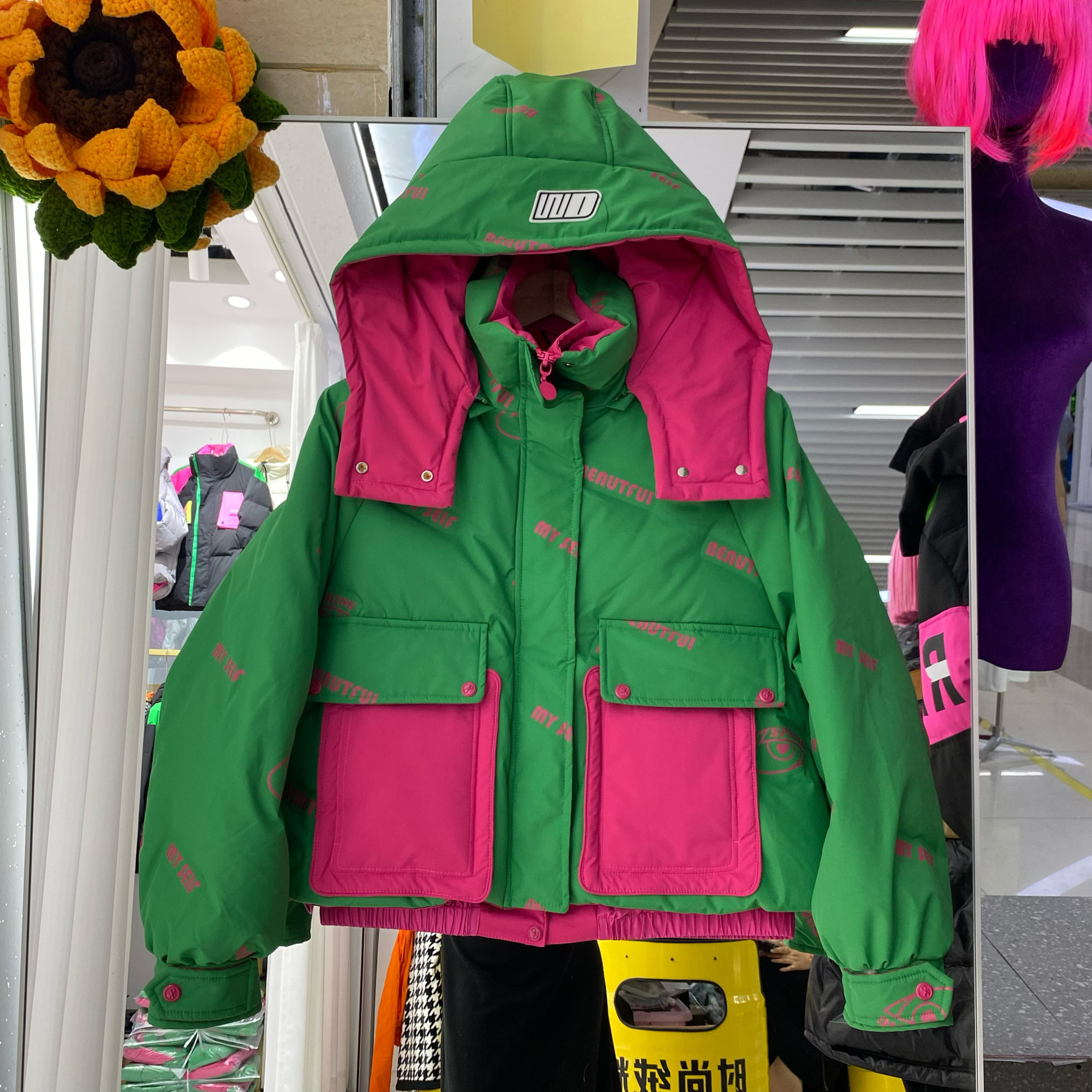 连帽羽绒服女短款时尚字母印花