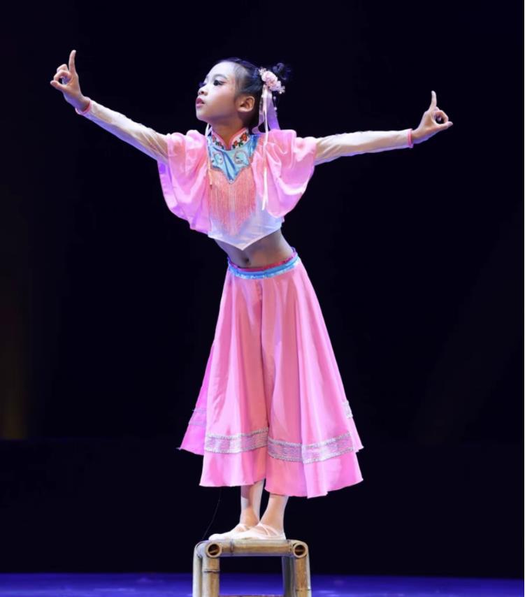 六一儿童古典舞钱鼓舞蹈服装演出服扇子舞台装表演服民族风打鼓服