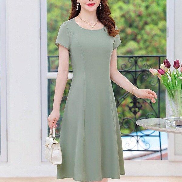 年轻妈妈2026夏季新款高端洋气短袖连衣裙女减龄显瘦中长款裙薄款