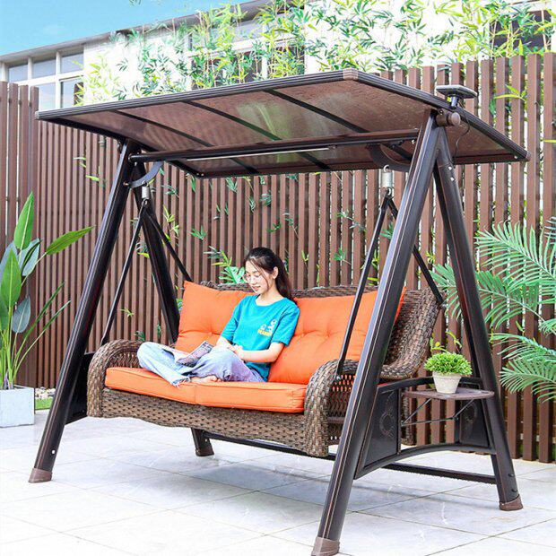 户外秋千摇椅庭院双人吊椅室外网红别墅露台太阳能铸铝秋千吊椅