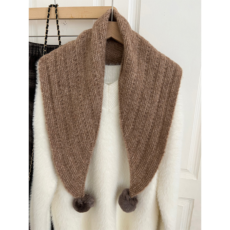 含羊绒针织三角巾女秋冬百搭纯色保暖学生围脖高级感毛球球小围巾