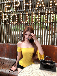 黄色辣妹斜肩短袖T恤女夏季2024新款修身显瘦设计感休闲纯色上衣