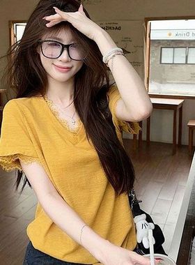 设计感黄色蕾丝拼接短袖T恤女装2025夏季小众宽松百搭休闲V领上衣