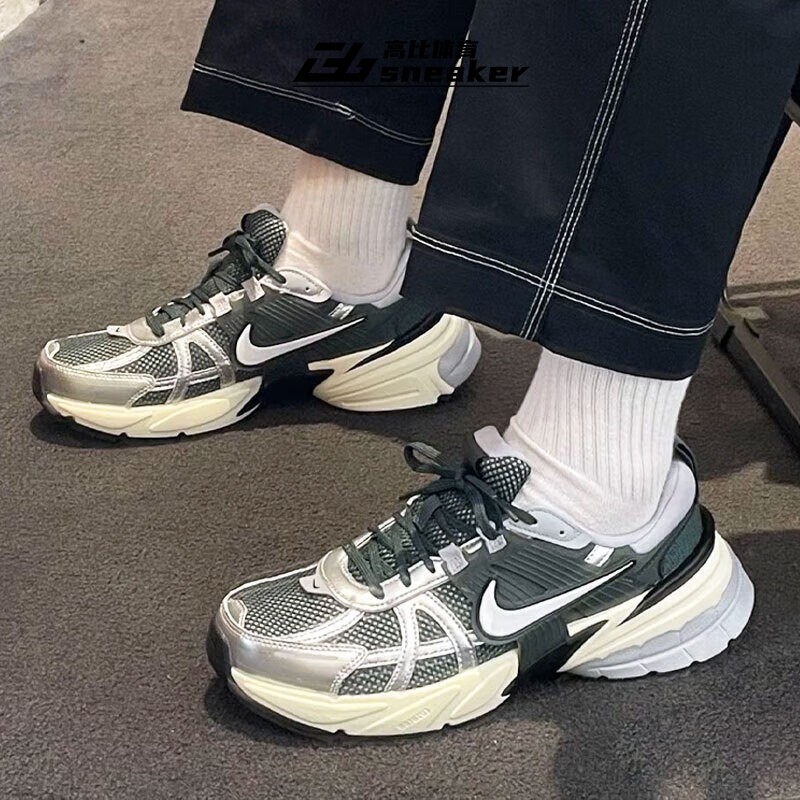 Nike耐克V2KRun灰绿男复古透气低帮网面运动休闲鞋HJ4497-300