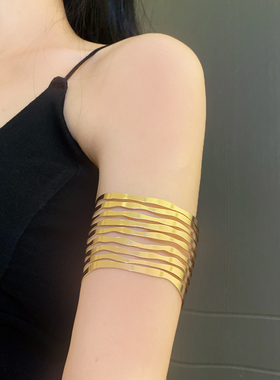 甜酷风金属褶皱多层开口臂环