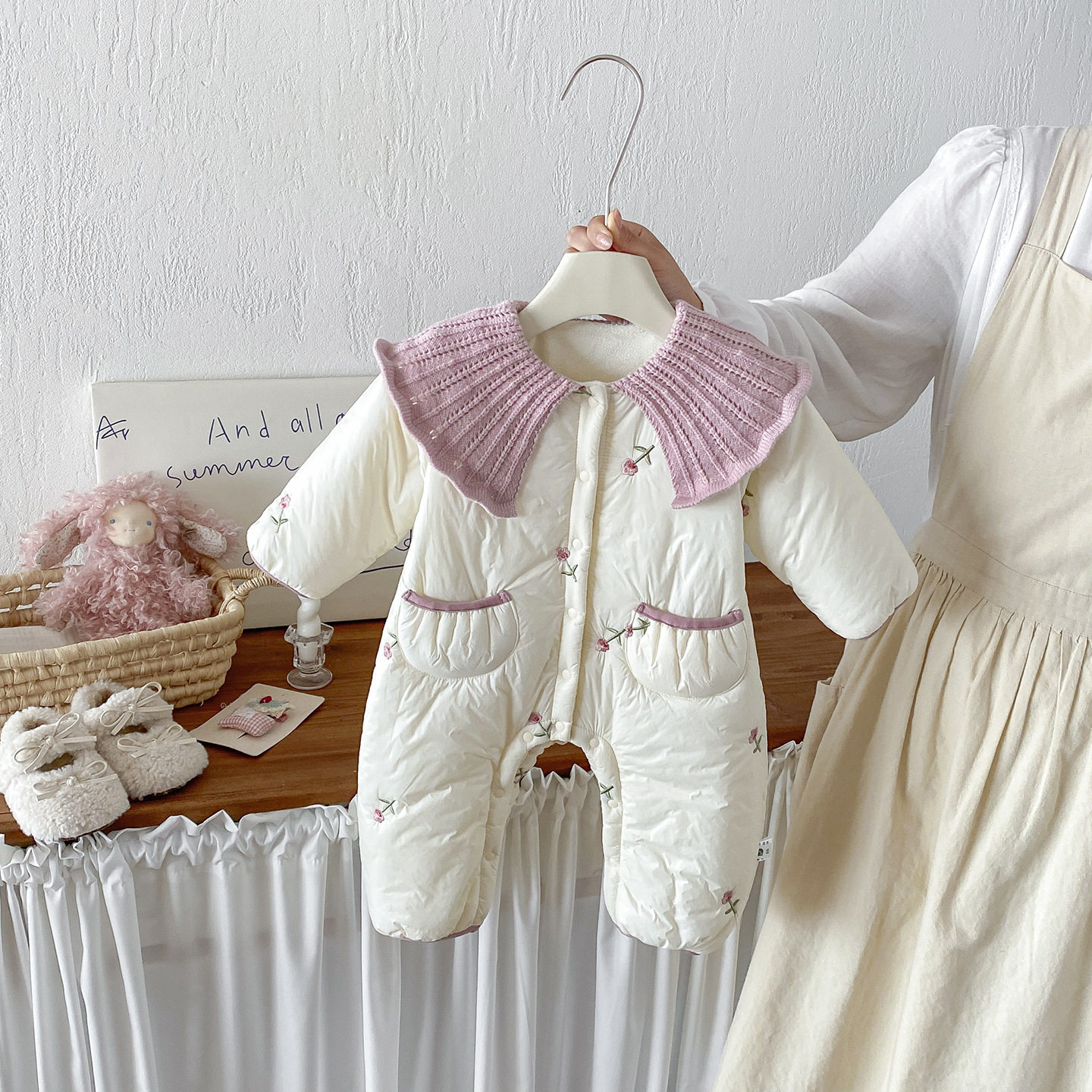 女宝宝连身衣冬季保暖棉服娃娃领刺绣花朵加厚婴儿爬服外出服