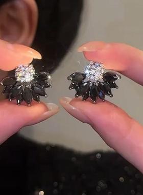 散花黑色锆石花朵耳钉百搭轻奢设计感精致2025新款爆款高级感耳饰