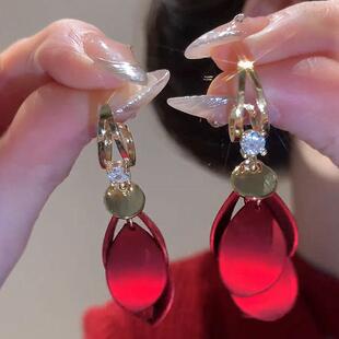 2025年秋冬新款安克拉红磨砂花瓣耳坠小众设计感时尚百搭气质耳环