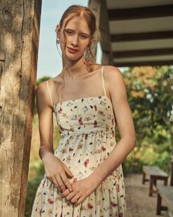 Pleased 泰国品牌 明星同款法式浪漫度假碎花露背吊带长款连衣裙