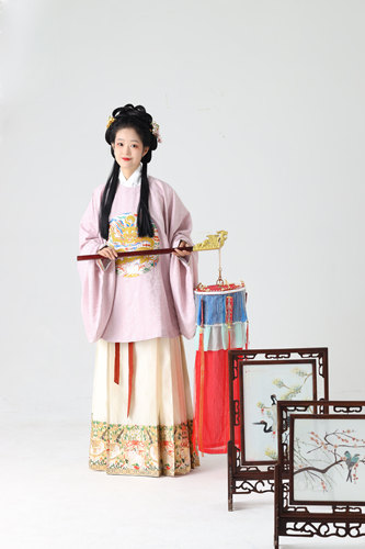 囿春明制汉服新品盘金补圆领马面