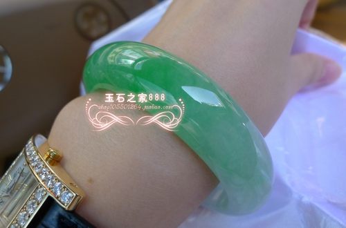 翡翠色阳绿玉石手镯冰种石英阳绿飘花宽版玉镯女款简约飘花款手镯