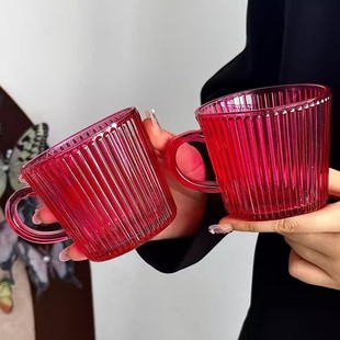 玫红色带把手玻璃杯高颜值家用饮料水杯咖啡杯大口畅饮果汁竖条纹