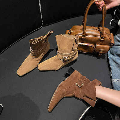 开怀依足尖头靴子女2025秋冬新款真皮慵懒风套筒复古金属扣骑士靴