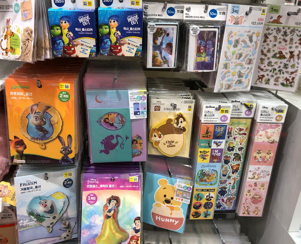 韩国代购大创DAISO迪士尼公主玛莉猫小飞象文具信封貼紙氣球筆袋
