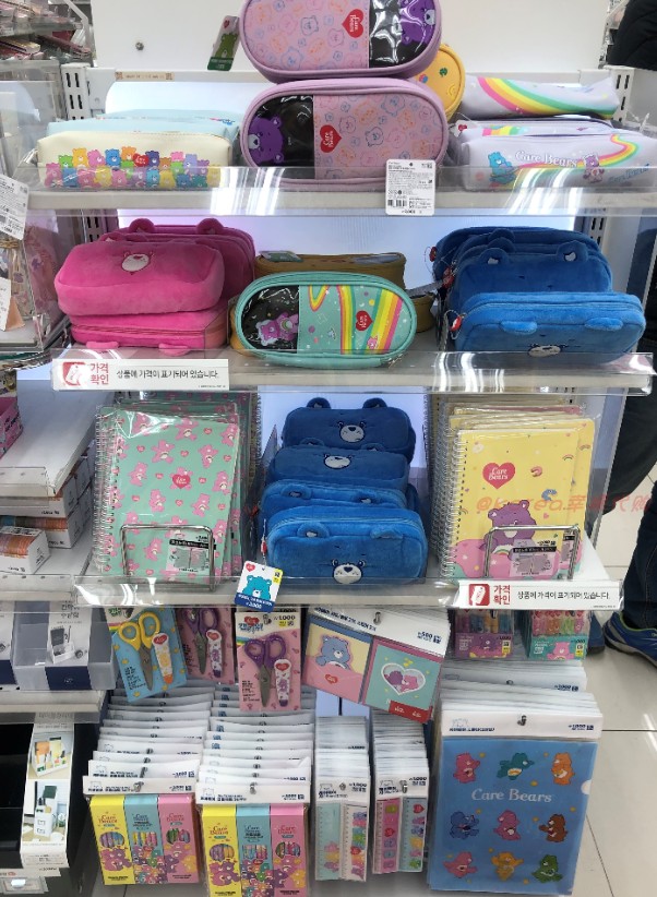 现货 韩国代购正品carebears彩虹熊爱心卡通毛绒化妝包筆袋文件夾