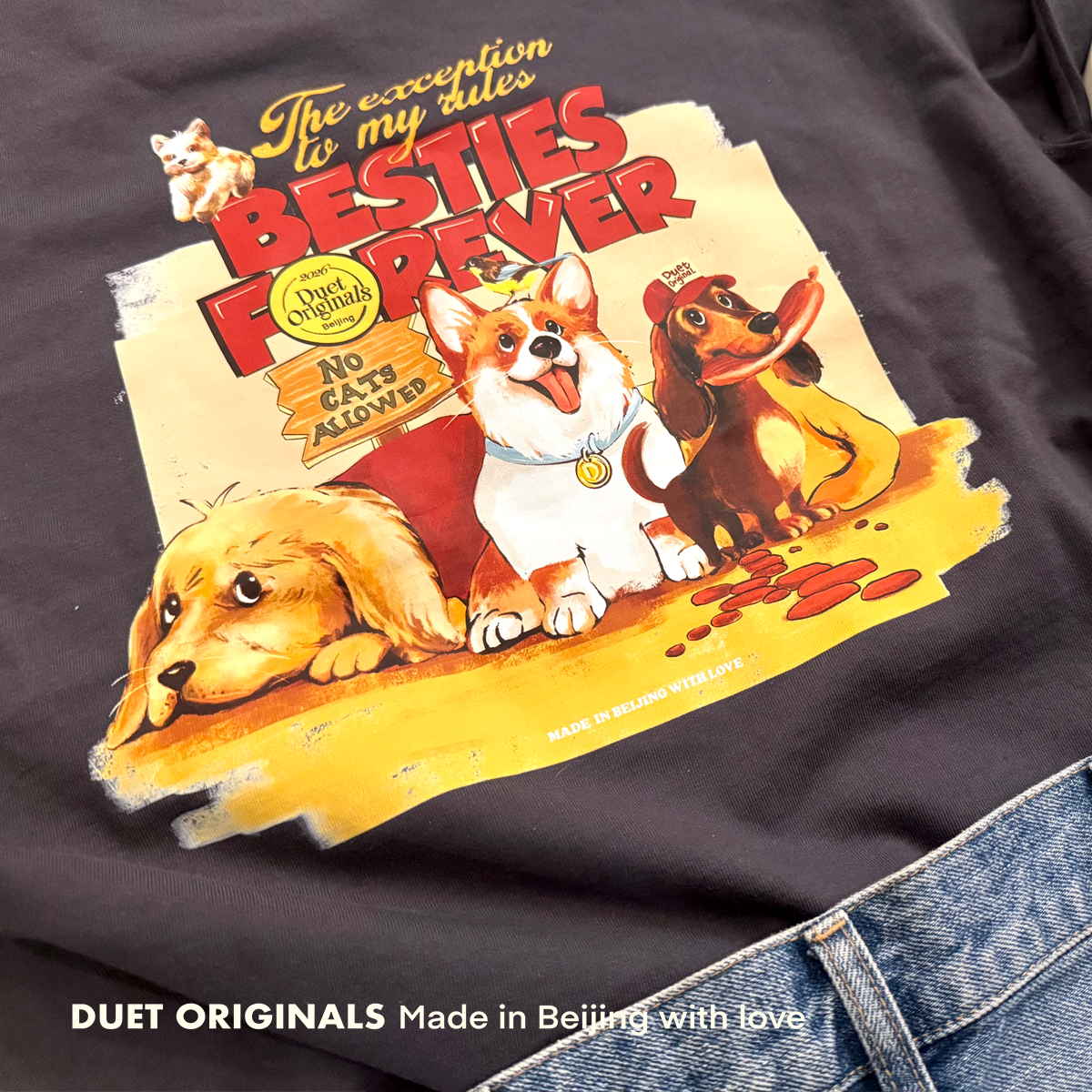 2026duet原创 小狗开会碳灰长袖圆领休闲T恤,模玩/动漫/周边/娃圈三坑/桌游,动漫T恤/鞋帽/服装,淘宝优惠券,粉丝福利购,淘宝优惠卷