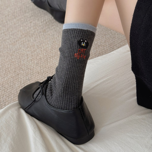 可爱卡通小猫吃鱼刺绣中筒字母袜
