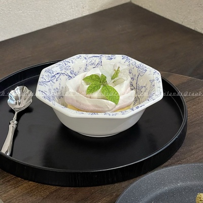 复古蓝色花纹陶瓷碗浮雕